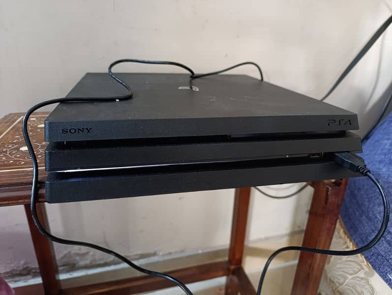 PS 4 PRO 1TB Sealed with 2 original Controllers and games 4