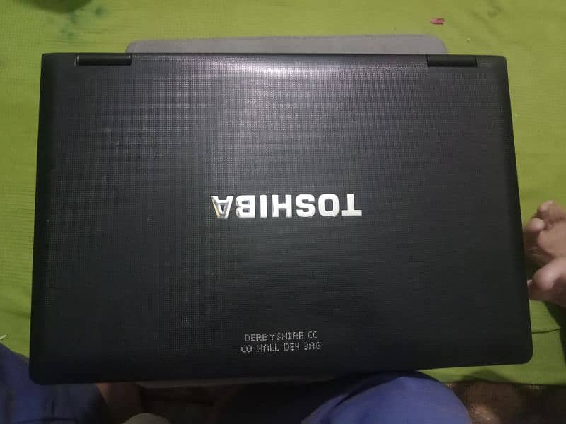 Toshiba laptop with original charger and cable 0