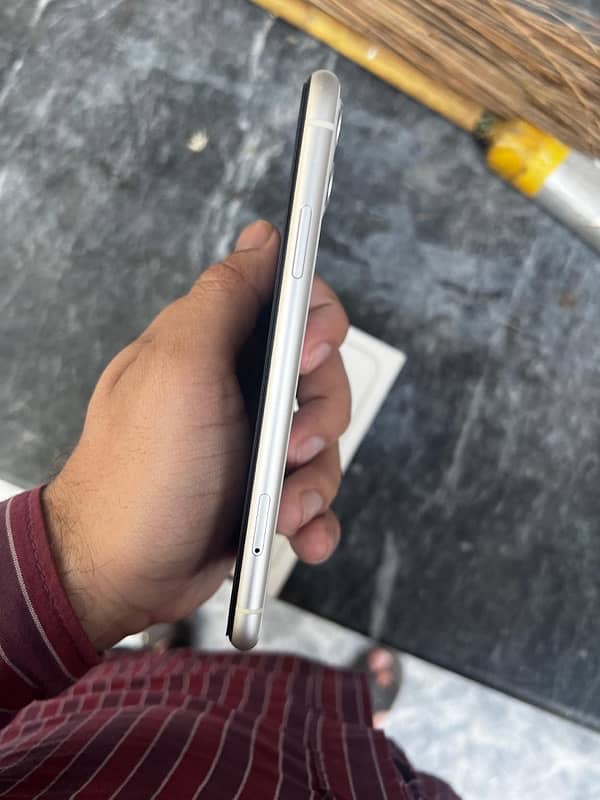 Iphone 11 128 GB Dual Sim Pta Approved 5