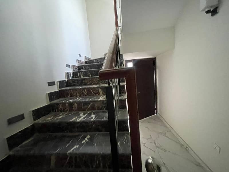 1 Kanal Upper portion availble for rent in Gulberg Lahore 2