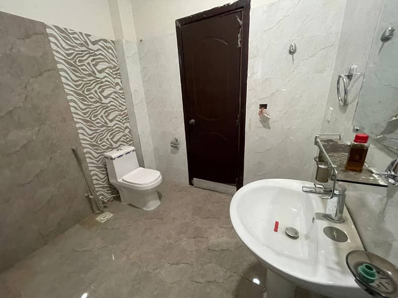 1 Kanal Upper portion availble for rent in Gulberg Lahore 4