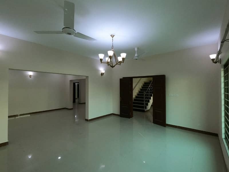 A Spacious 375 Square Yards House In Askari 5 - Sector J 1