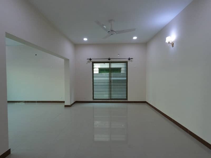 A Spacious 375 Square Yards House In Askari 5 - Sector J 2