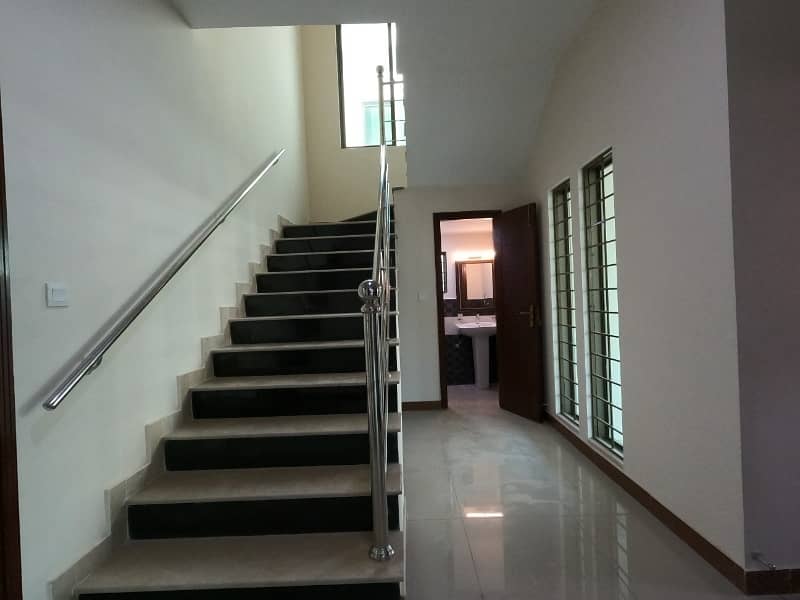 A Spacious 375 Square Yards House In Askari 5 - Sector J 7