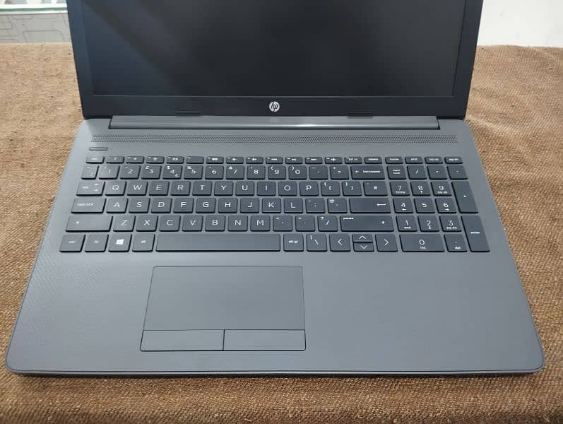 Hp AMD Laptop 4GB / 128 GB Raseon 3 0