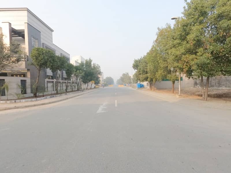 10 Marla House available for sale in Bahria Town - Johar Block, Lahore 3