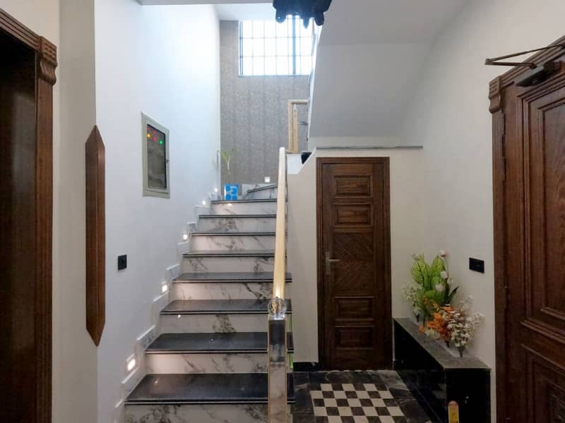 10 Marla House available for sale in Bahria Town - Johar Block, Lahore 31