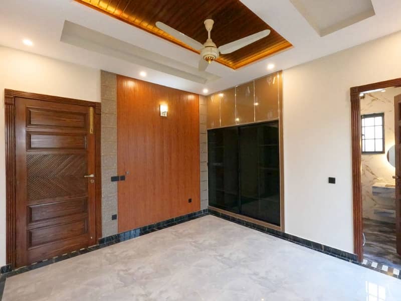 10 Marla House available for sale in Bahria Town - Johar Block, Lahore 36