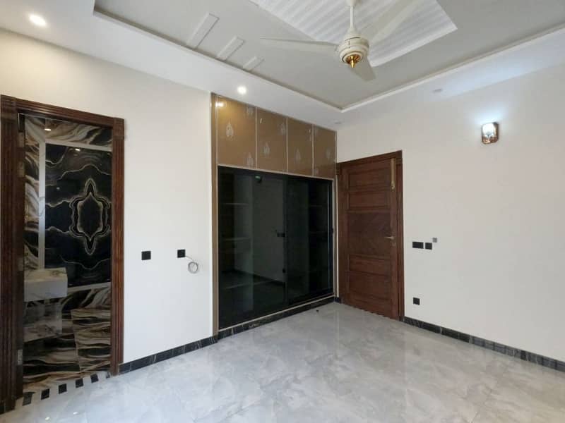 10 Marla House available for sale in Bahria Town - Johar Block, Lahore 42