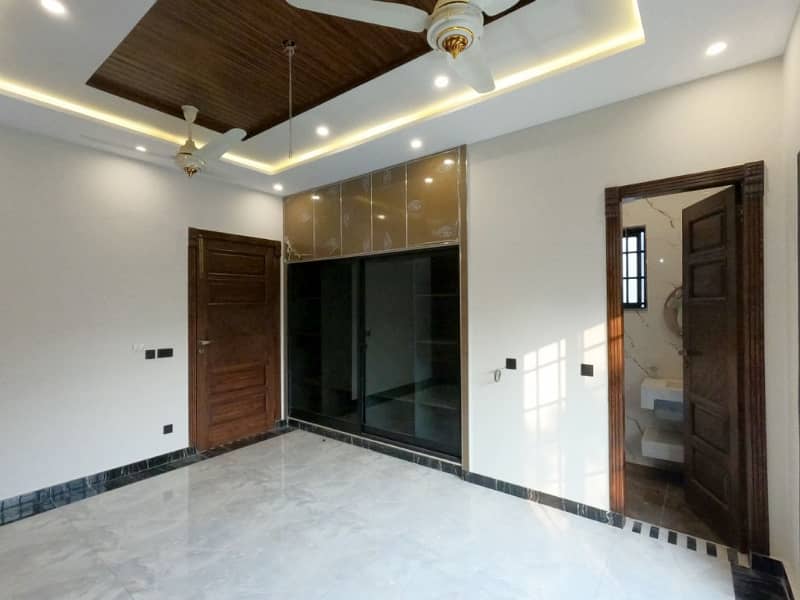 10 Marla House available for sale in Bahria Town - Johar Block, Lahore 43