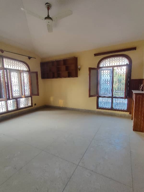 BEAUTIFUL PRIME LOCATION SEPARATE GATES UPPER PORTION FOR RENT 3