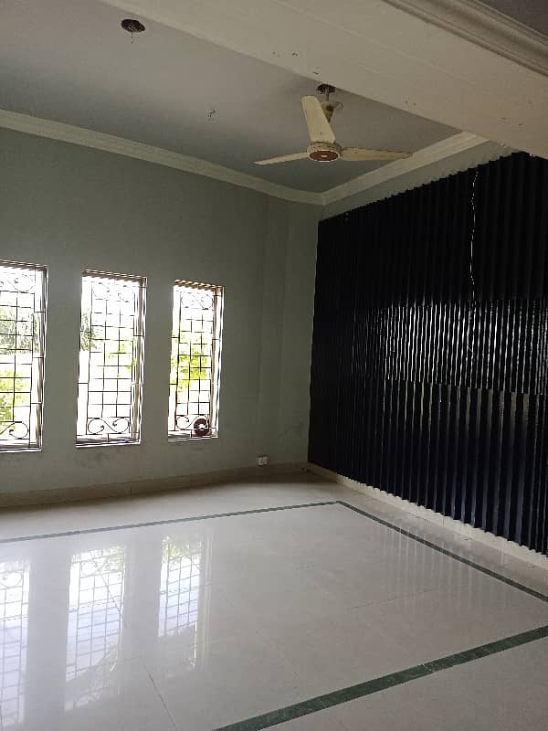 BEAUTIFUL VIP PRIME LOCATION UPPER PORTION FOR RENT SEPARATE GATES 4