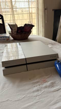 PlayStation 4 - White