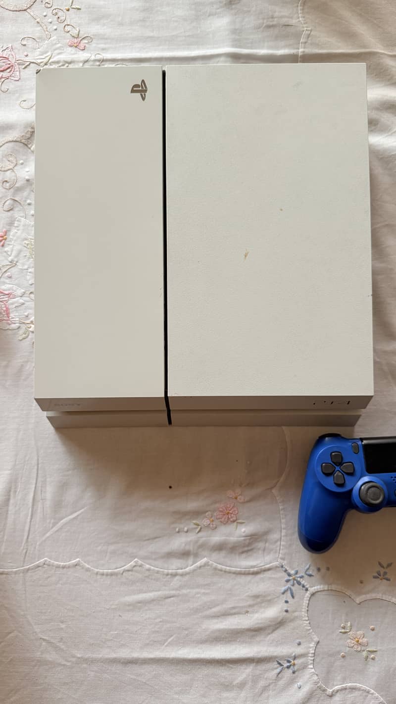 PlayStation 4 - White 1