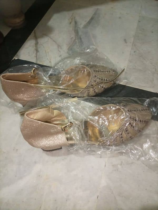 Heel Close Shoes for Sale – Size 8, Good Condition! 1