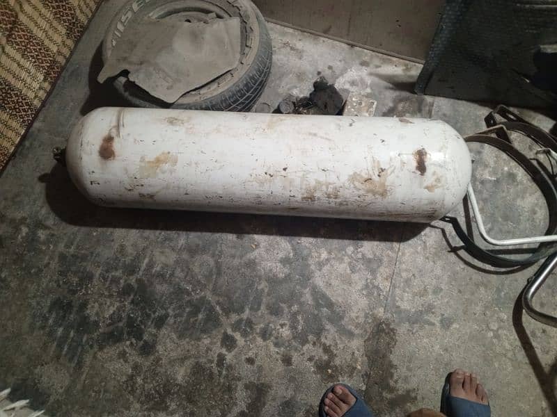 CNG cylinder hai 50 wala aur sath choti kit ha aur bki stand wgahra ha 3