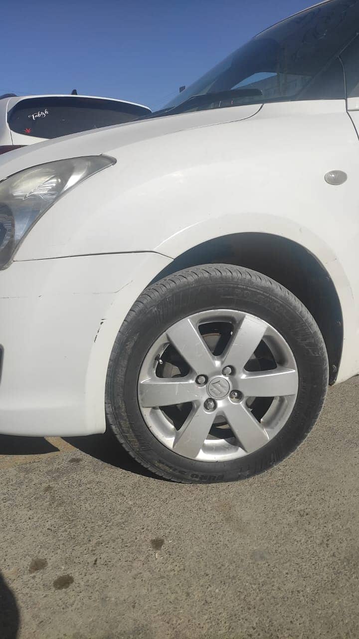 White Suzuki Swift DLX 1.3 2013 2