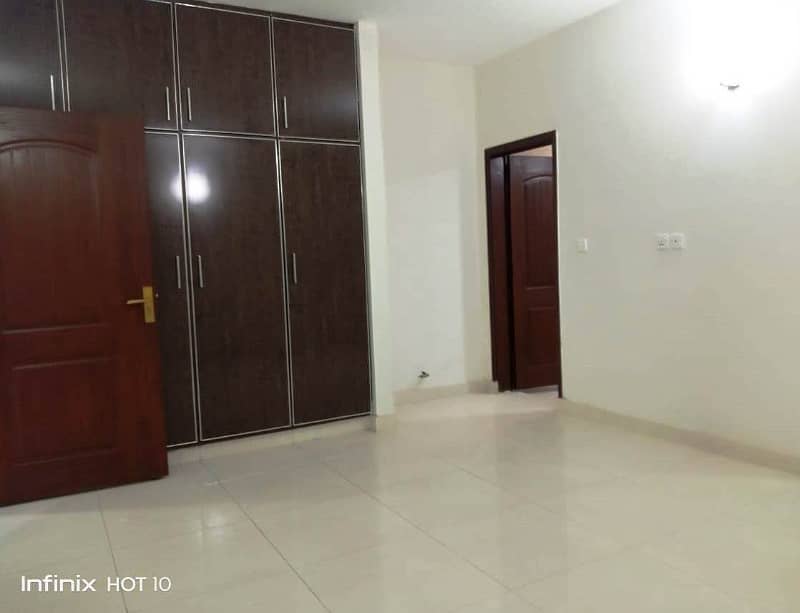 3 Bed  Apartment  Available For Rent In Askari 11 Lahore. 8