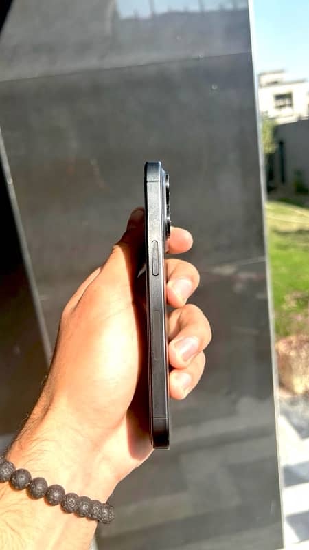 iPhone 15 pro jv black titanium 1