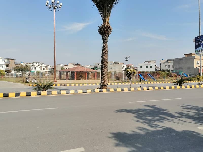 All dues clear 1 Kanal plot is availale for sale 40ft road facing,near to the Main oulevard and Commercial area of the sopciety 8