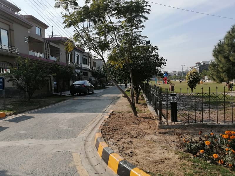 All dues clear 1 Kanal plot is availale for sale 40ft road facing,near to the Main oulevard and Commercial area of the sopciety 16