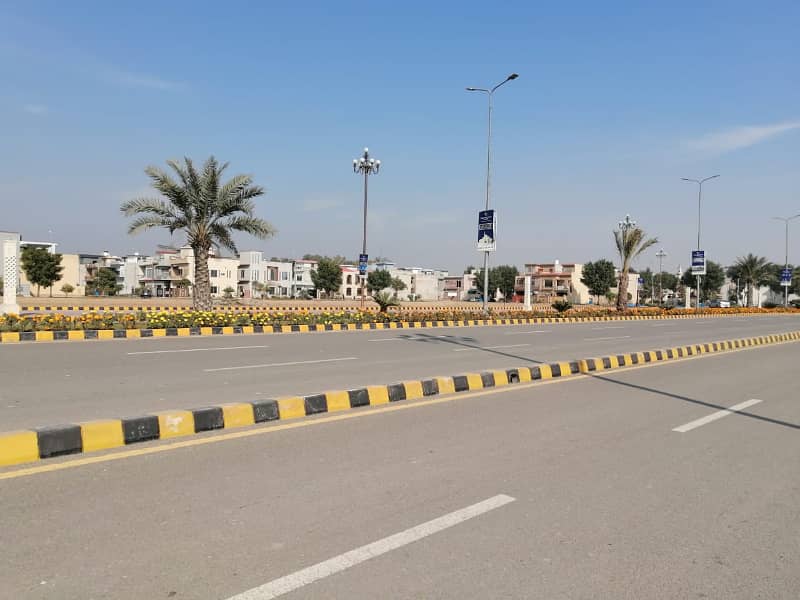 All dues clear 1 Kanal plot is availale for sale 40ft road facing,near to the Main oulevard and Commercial area of the sopciety 22