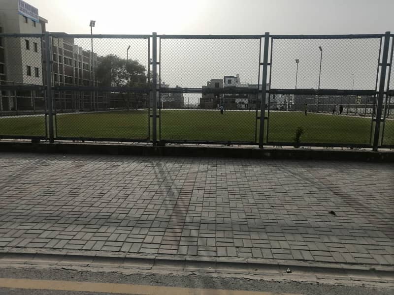 All dues clear 1 Kanal plot is availale for sale 40ft road facing,near to the Main oulevard and Commercial area of the sopciety 29