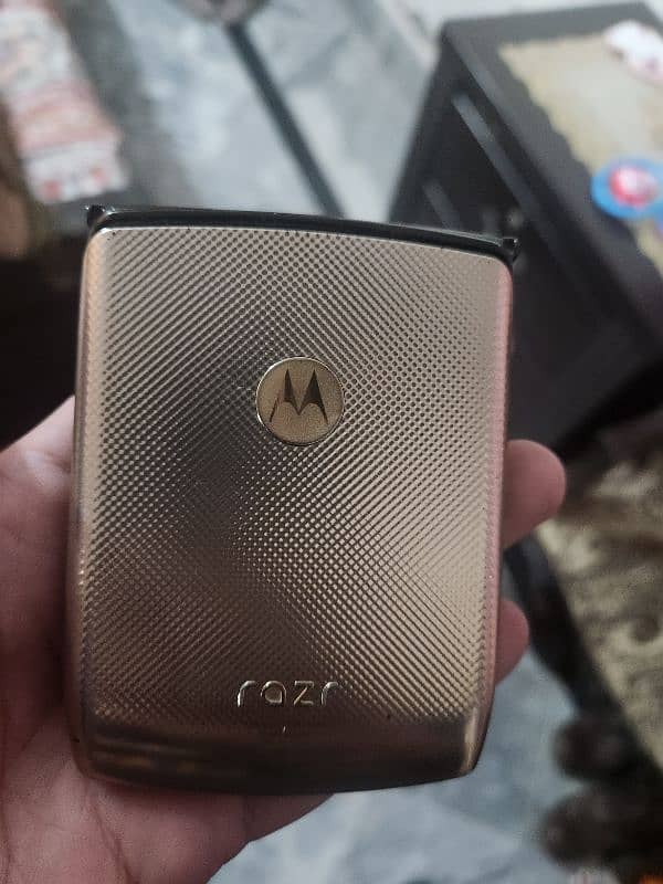 Moto Razr flip 2019 Parts only main lcd damaged 1