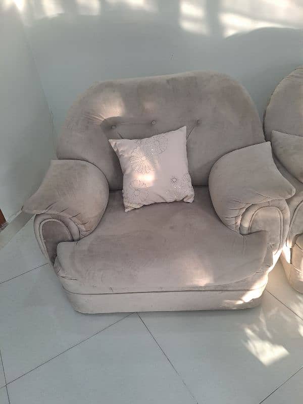 4 seater sofa set pair with two brand new chairs 1