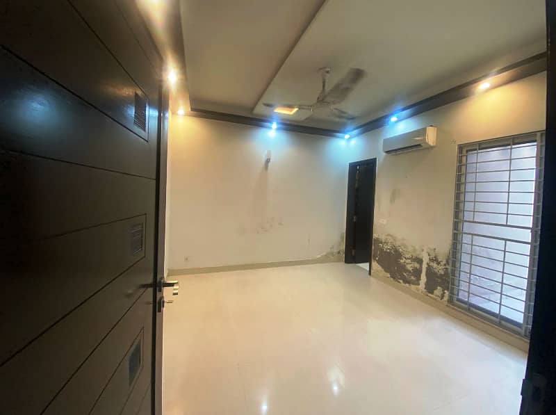 Upper Portion Lock 14 Marla Lower Portion Luxury Likely New Beautiful Independent Lower Portion Available For Rent In DHA Phase 5 D Block Lahore Cantt 7