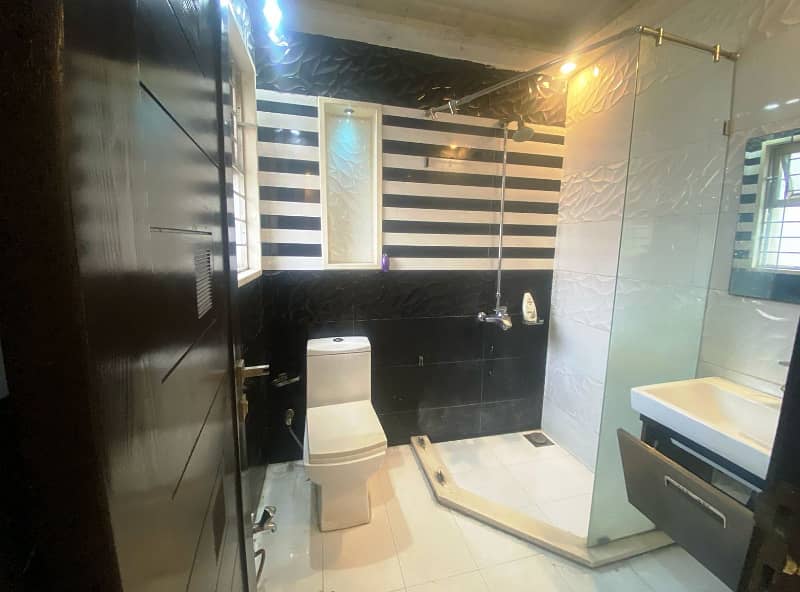 Upper Portion Lock 14 Marla Lower Portion Luxury Likely New Beautiful Independent Lower Portion Available For Rent In DHA Phase 5 D Block Lahore Cantt 9