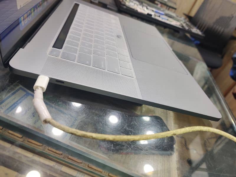 MacBook pro 2019 8gb graphics card 16 inches core i7 5