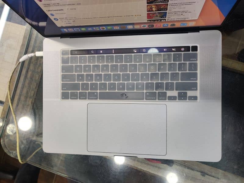 MacBook pro 2019 8gb graphics card 16 inches core i7 3