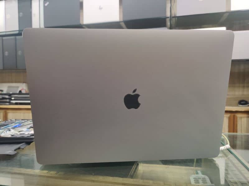 MacBook pro 2019 8gb graphics card 16 inches core i7 0