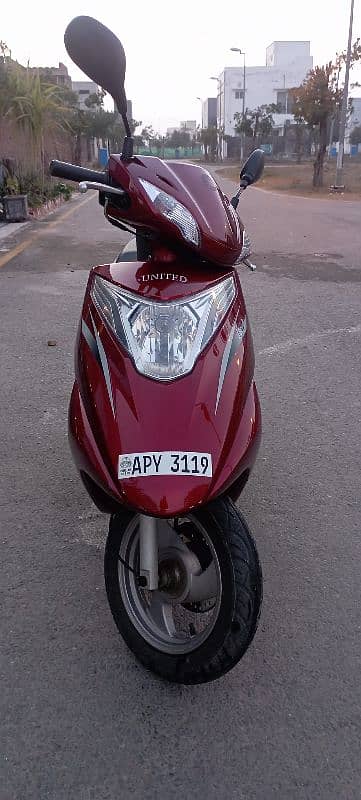 100cc united self start scooty,2700 kilometer chli hai good condition 3