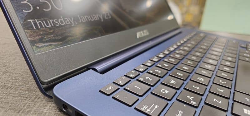 Asus ultrabook Core i7 7th Generation 15