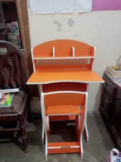 study table for kids in lush condition