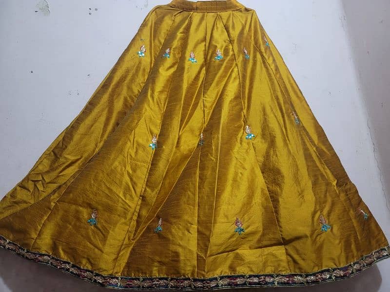 Bridal Mehandi lehnga dress in New condition 3