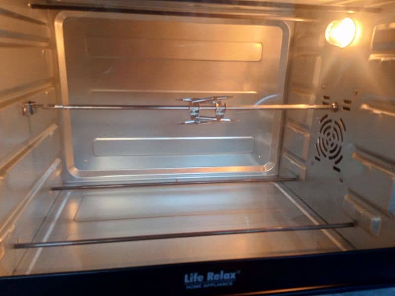 New Electric oven 70litr life relax 1 Year warranty, bake,roast,grill 2