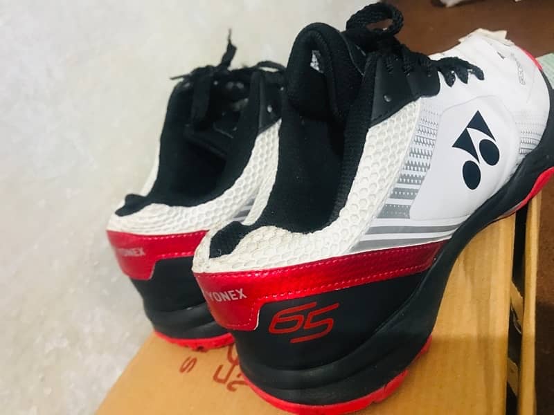 Badminton shoes ( 41 size ) power cushion 2