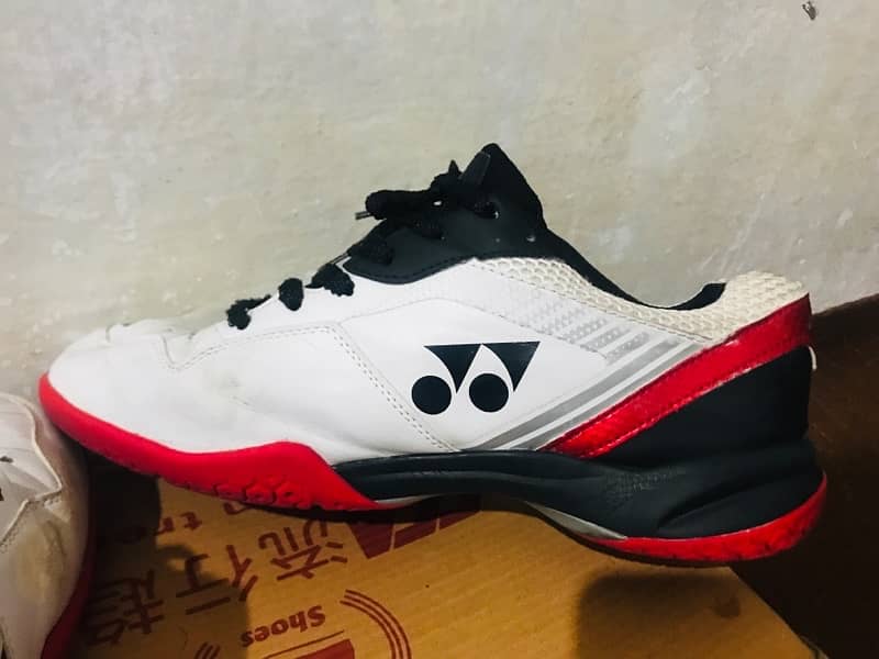 Badminton shoes ( 41 size ) power cushion 3