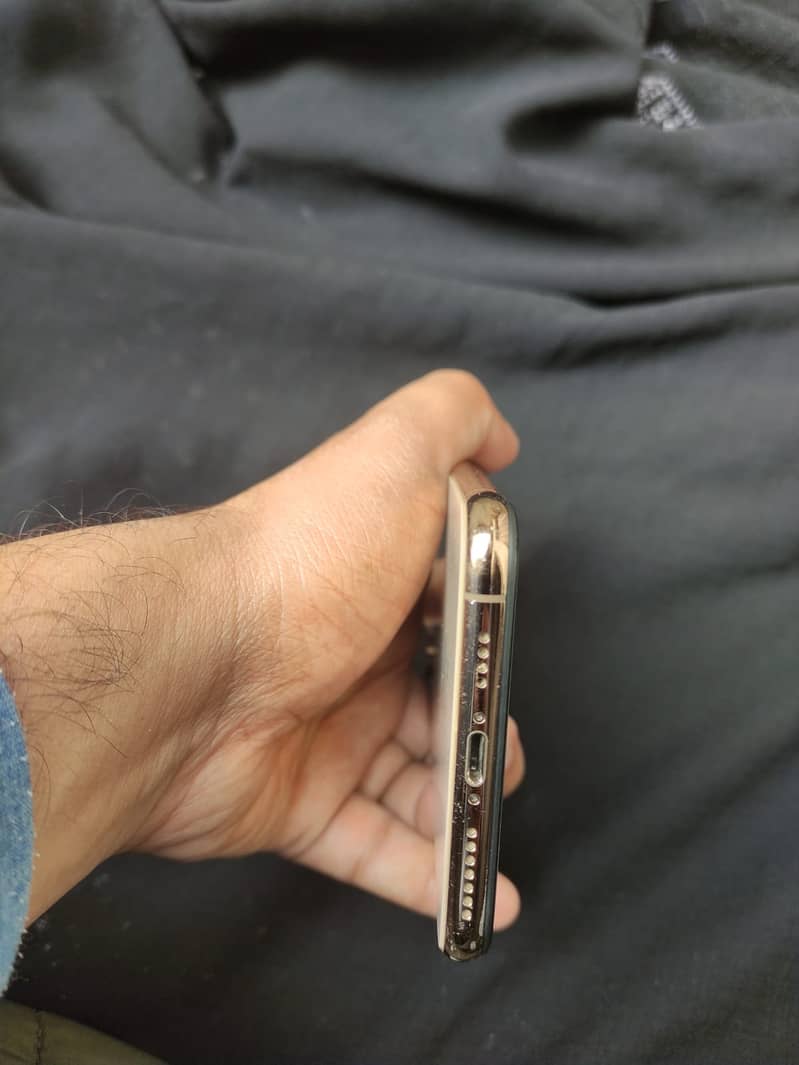 Apple iPhone XS Max 5