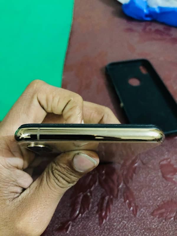 IPHONE XS MAX 64gb Factory unlocked Golden colour whatapp 03007464143 2