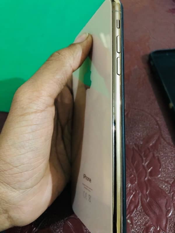 IPHONE XS MAX 64gb Factory unlocked Golden colour whatapp 03007464143 4