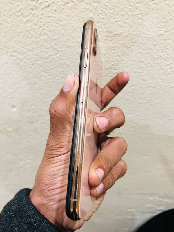 IPHONE XS MAX 64gb Factory unlocked Golden colour whatapp 03007464143 5