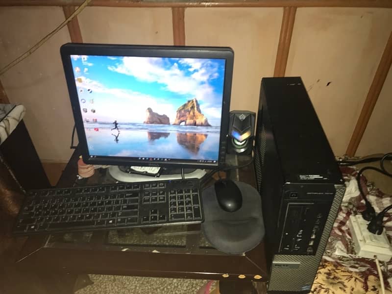 pc with display,mouse,speakers,extra hard drive and keyboard 0