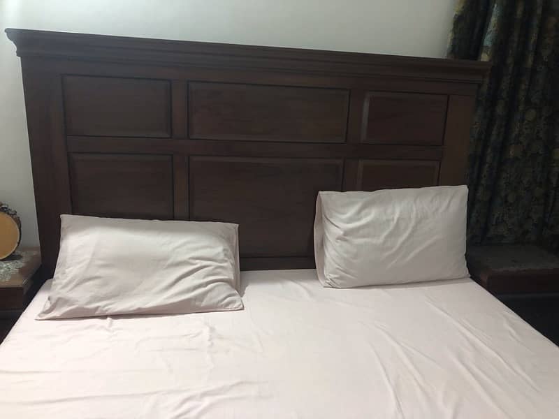 King size bed with 2 side tables and one dressing 0