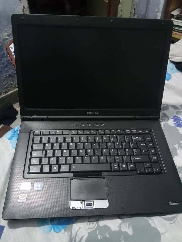 Toshiba laptop with original charger and cable 6