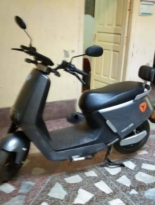 YADEA  G 5 ELECTRIC SCOOTER 1