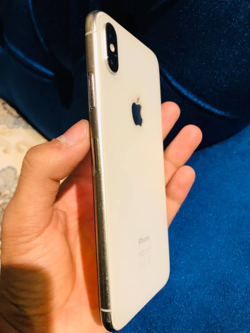 Apple iPhone XS Max 3